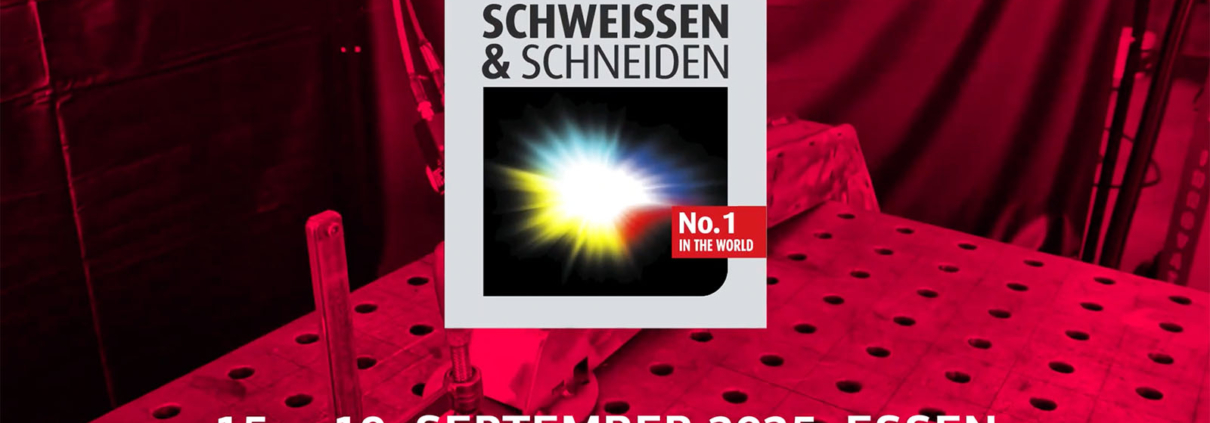 Foto von einem Schweißcobot, der einen anderen Schweißcobot-Arm schweißt im Hintergrund rot überlagert. Im Vordergrund das Logo der Messe "Schweissen & Schneiden" mit dem Datum "15. – 19. September, Essen" darunter.