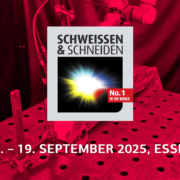 Foto von einem Schweißcobot, der einen anderen Schweißcobot-Arm schweißt im Hintergrund rot überlagert. Im Vordergrund das Logo der Messe "Schweissen & Schneiden" mit dem Datum "15. – 19. September, Essen" darunter.