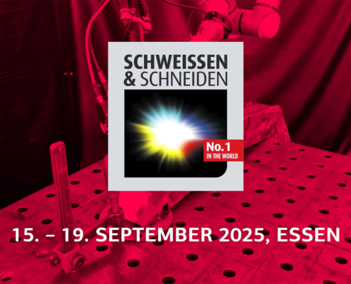 Foto von einem Schweißcobot, der einen anderen Schweißcobot-Arm schweißt im Hintergrund rot überlagert. Im Vordergrund das Logo der Messe "Schweissen & Schneiden" mit dem Datum "15. – 19. September, Essen" darunter.