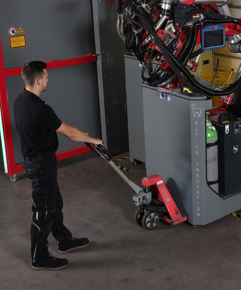 Mobil mit dem Hubwagen den ALPAKA Schweißcobot bewegen