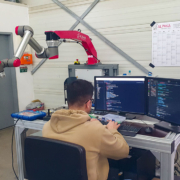 Entwickler bei der Programmierung einer neuen Software-Version für den ALPAKA Schweißcobot