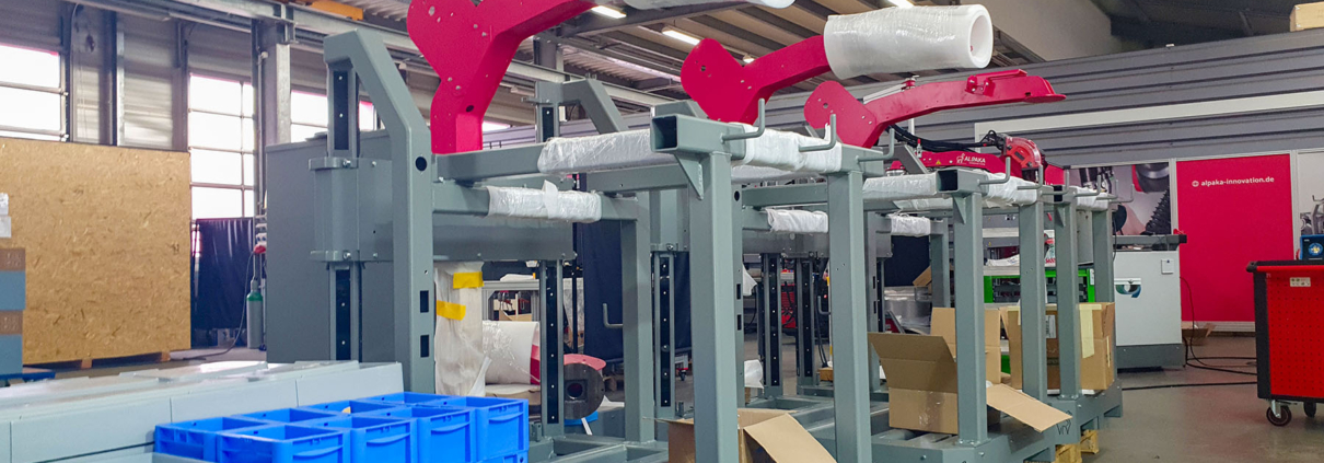 Im Bau befindliche ALPAKA Schweißcobots aufgereiht in der Produktion