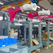 Im Bau befindliche ALPAKA Schweißcobots aufgereiht in der Produktion