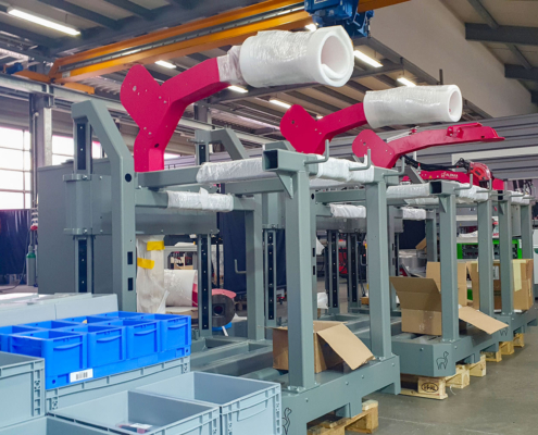 Im Bau befindliche ALPAKA Schweißcobots aufgereiht in der Produktion