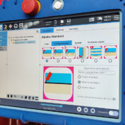 Teach-Panel des Alpaka Schweißcobot mit spanischem Interface zur Auswahl der Schweißfiguren