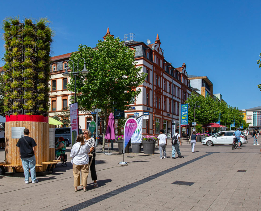 Blick in die Fuldaer Bahnhofstraße mit dem ALPAKA GreenTower
