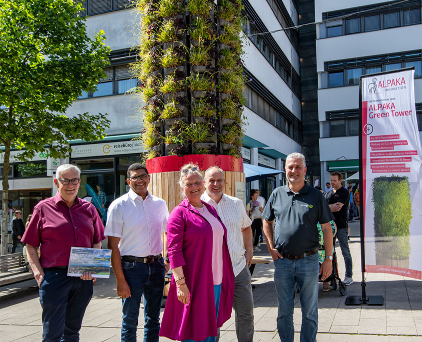 Gruppenfoto der Verantwortlichen Personen vor dem ALPAKA GreenTower in der Fuldaer Bahnhofstraße