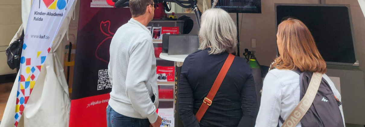 Neugierige Besucher am Hessentag in Fulda am Stand von ALPAKA Innovation