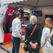 Neugierige Besucher am Hessentag in Fulda am Stand von ALPAKA Innovation