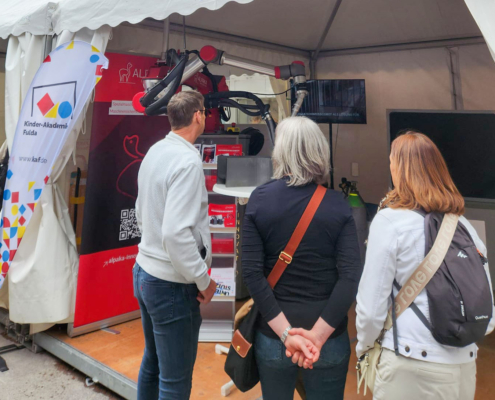 Neugierige Besucher am Hessentag in Fulda am Stand von ALPAKA Innovation