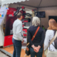 Neugierige Besucher am Hessentag in Fulda am Stand von ALPAKA Innovation